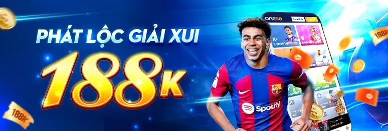 Sân cỏ bóng đá với quả bóng và logo kk55 app